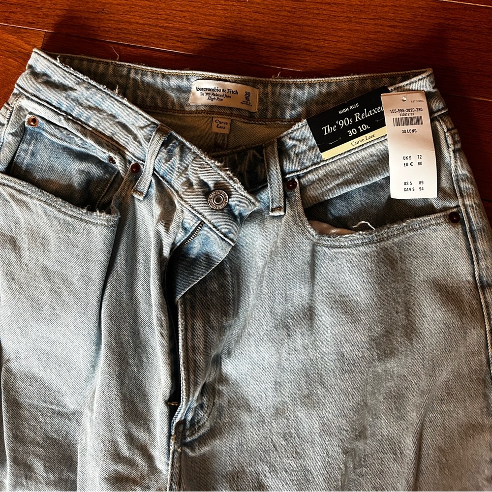 Abercrombie & Fitch 90’s Relaxed Fit High-Rise Jeans (Curve Love)